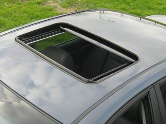 afbeelding 1: een ingebouwd schuifdak of vouwdak in een Chevrolet Epica 