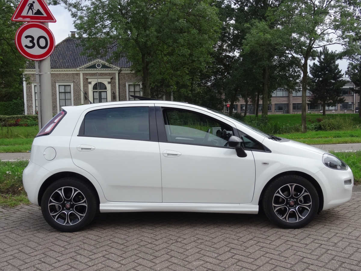 Voorbeeld van open dak (schuifdak) in witte Fiat Punto