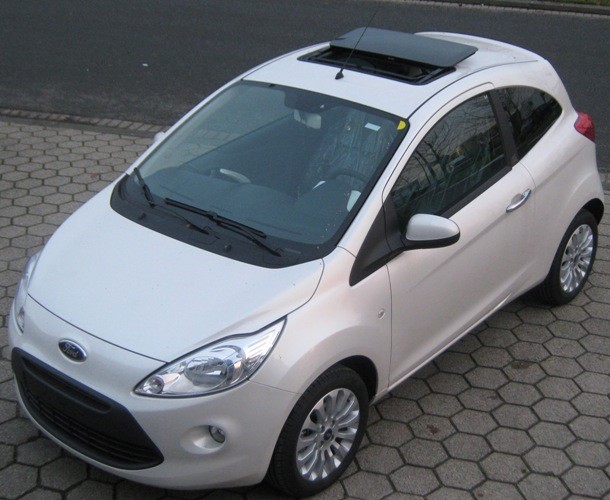 demonstratie bijl betreden Ford Ka met: open dak (sunroof) bij ACE Automotive