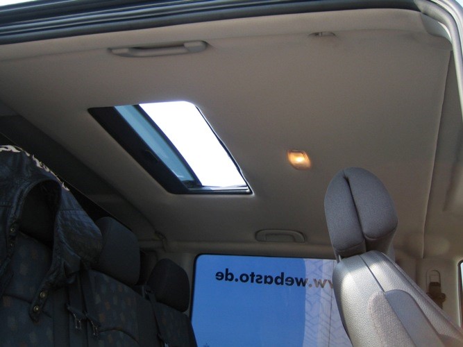 Een elektrisch schuifdak op maat in een MercedesBenz Vito