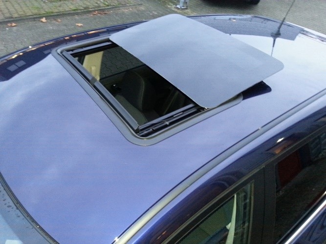 afbeelding 1: een ingebouwd schuifdak of vouwdak in een Nissan Pulsar 