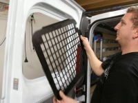 afbeelding 3: gemonteerde roosters in een Opel Vivaro