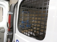 afbeelding 4: gemonteerde roosters in een Opel Vivaro